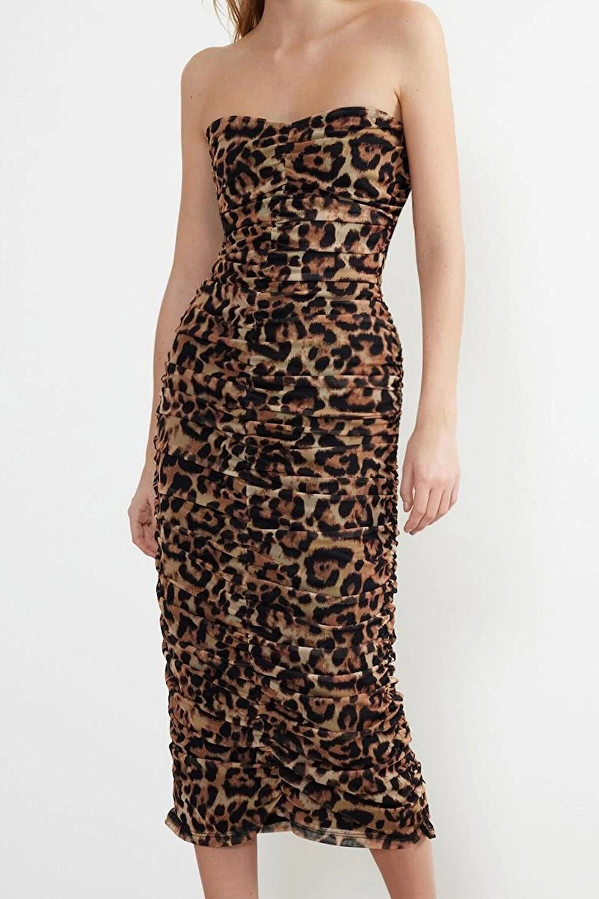 Moda Stil Fitted Straplez Midi Boy Vücuda Oturan Leopar Desenli Drapeli Örme Tül Şık Abiye Elbise