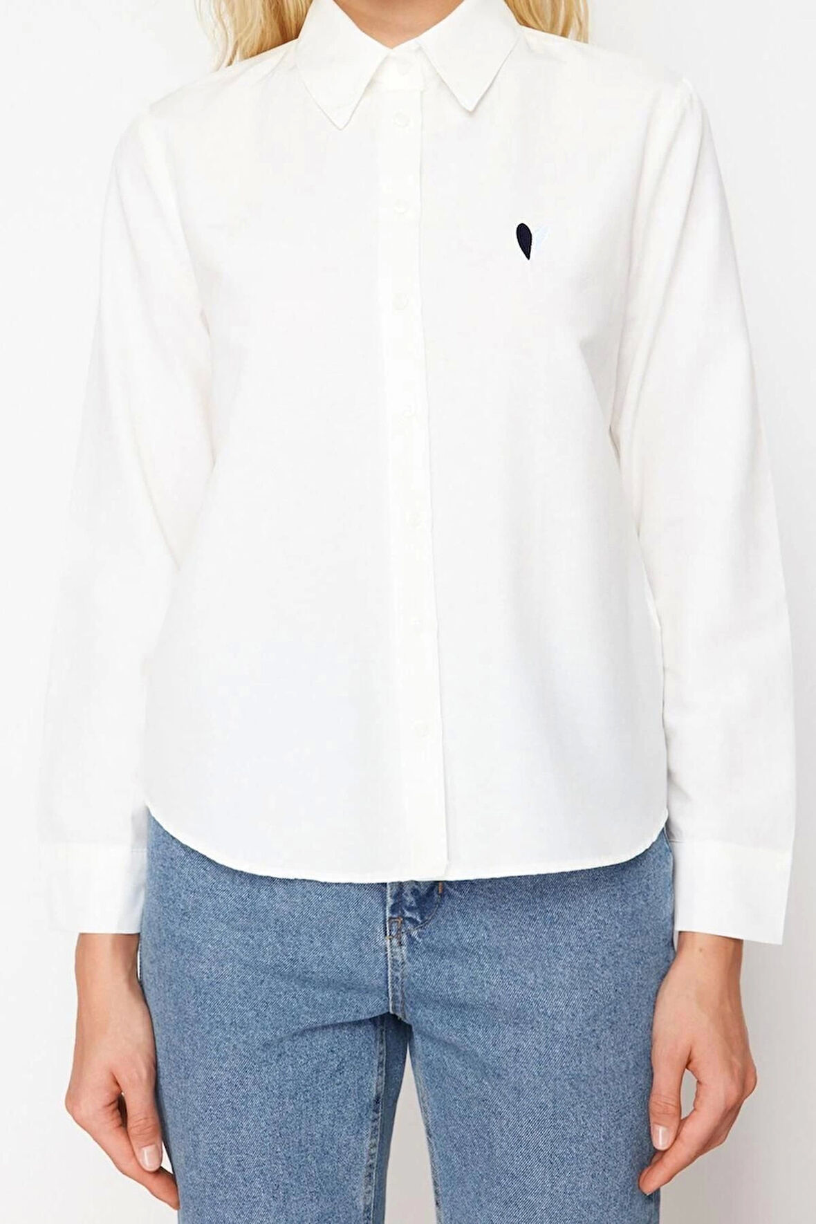 Moda Kadın Gömlek Yaka Düz Desen Günlük Göğüste Kalp Nakış Detaylı Regular Normal Fit Dokuma Gömlek