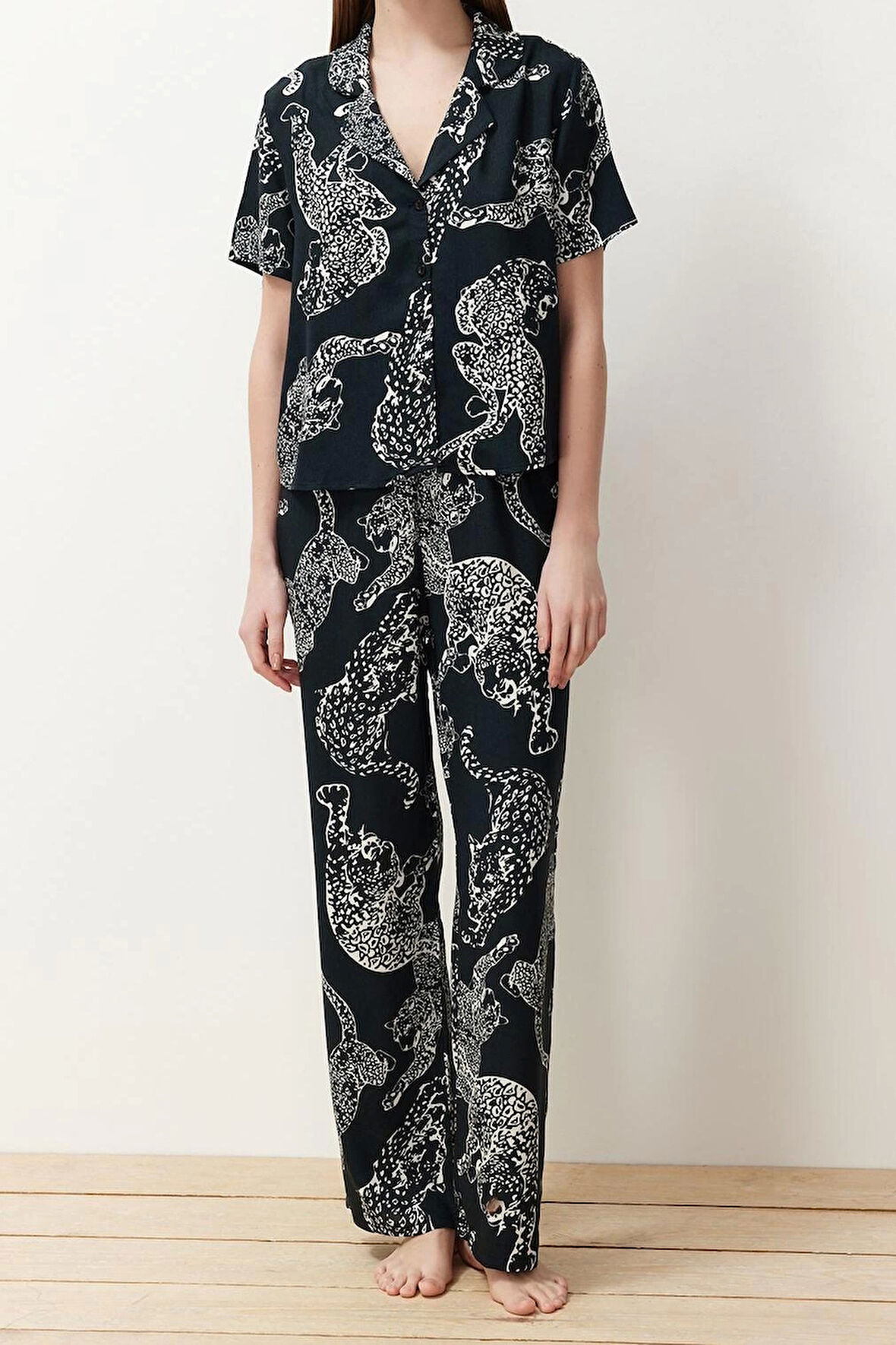 Tarz Rahat Kısa Kollu Boru Paça Kaplan Desenli Viskon Dokuma Pijama Takımı