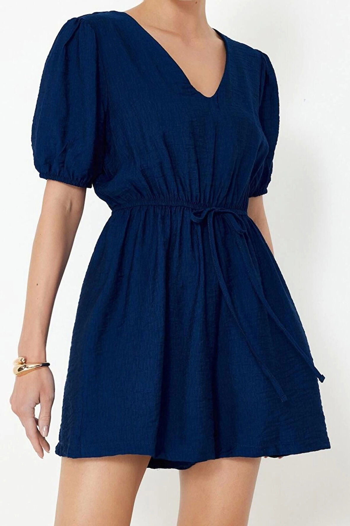 Kadın Moda Standart Kol Geniş Paça V Yaka Kısa Beli Lastikli Keten Görünümlü Mini Dokuma Tulum