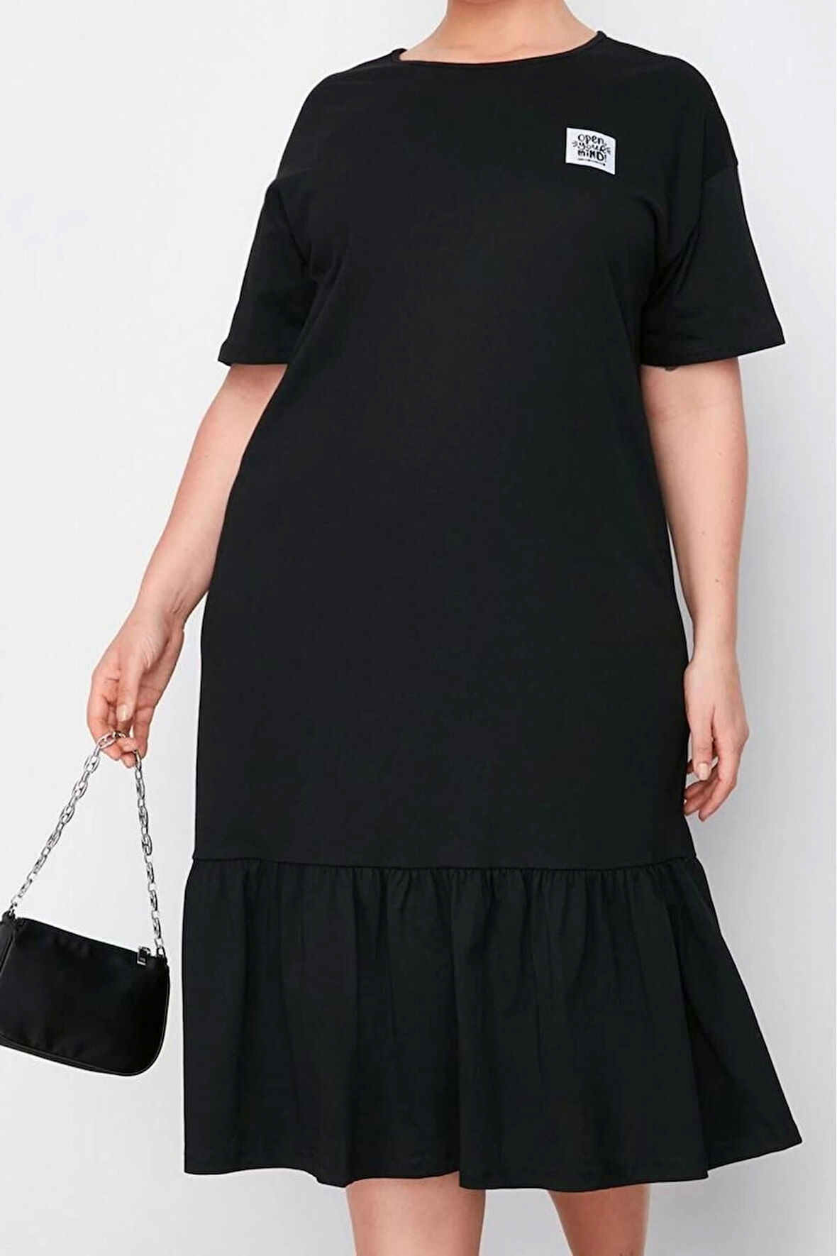Moda Bisiklet Yaka Midi Boy Büyük Beden Büzgü ve Etiket Detaylı %100 Pamuk Örme T-shirt Elbise