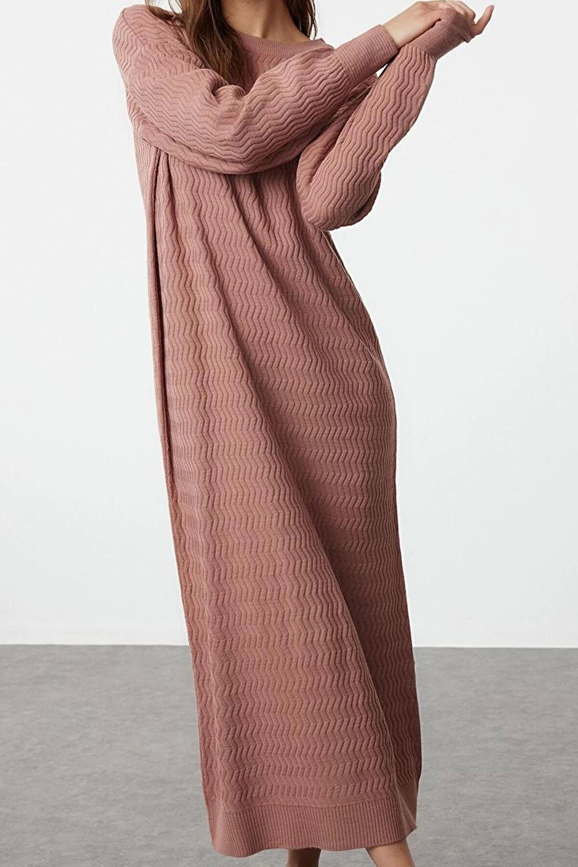 Moda Stil Relaxed Bisiklet Yaka Maxi Boy Tesettür Kendinden Desenli Triko Elbise