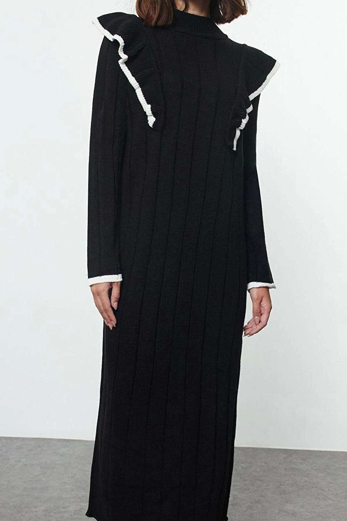 Moda Stil Relaxed Bisiklet Yaka Maxi Boy Tesettür Fırfır Detaylı Triko Elbise