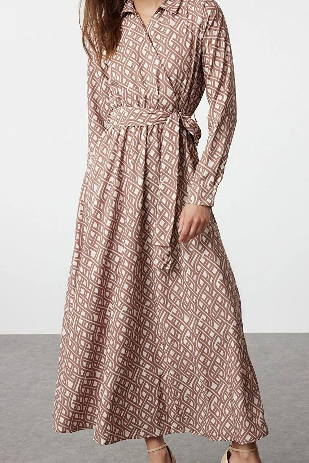 Moda Stil Regular Kruvaze Maxi Boy Tesettür Mono Desenli Kuşaklı Saten Dokuma Elbise