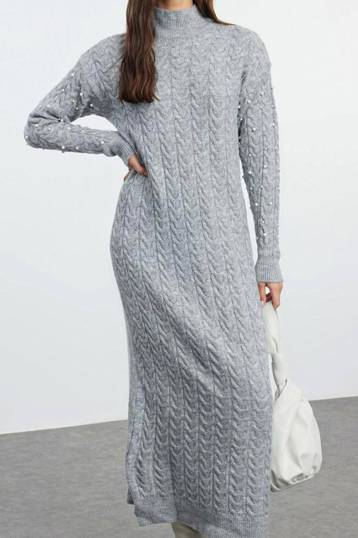 Moda Stil Regular Bisiklet Yaka Maxi Boy Tesettür Saç Örgülü İnci Aksesuarlı Triko Elbise