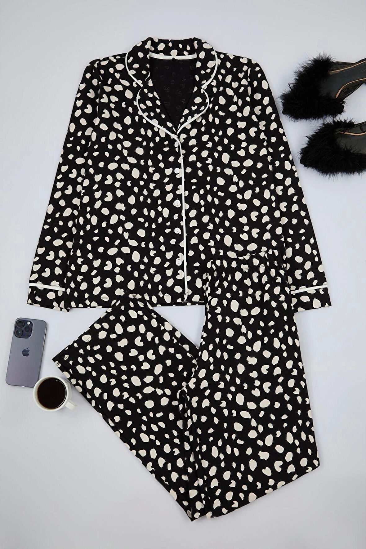 Tarz Rahat Uzun Kollu Boru Paça Bej %100 Pamuklu Leopar Desenli Gömlek-Pantolon Örme Pijama Takımı