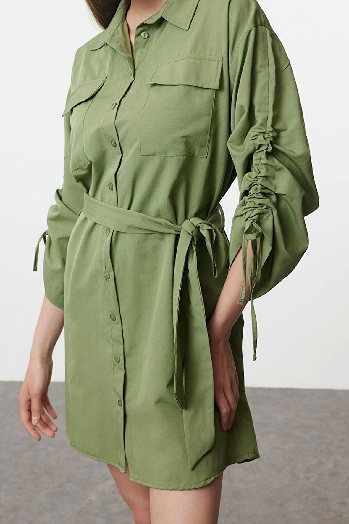 Moda Stil Regular Gömlek Yaka Mini Boy Cep ve Büzgü Detaylı Dokuma Gömlek Elbise
