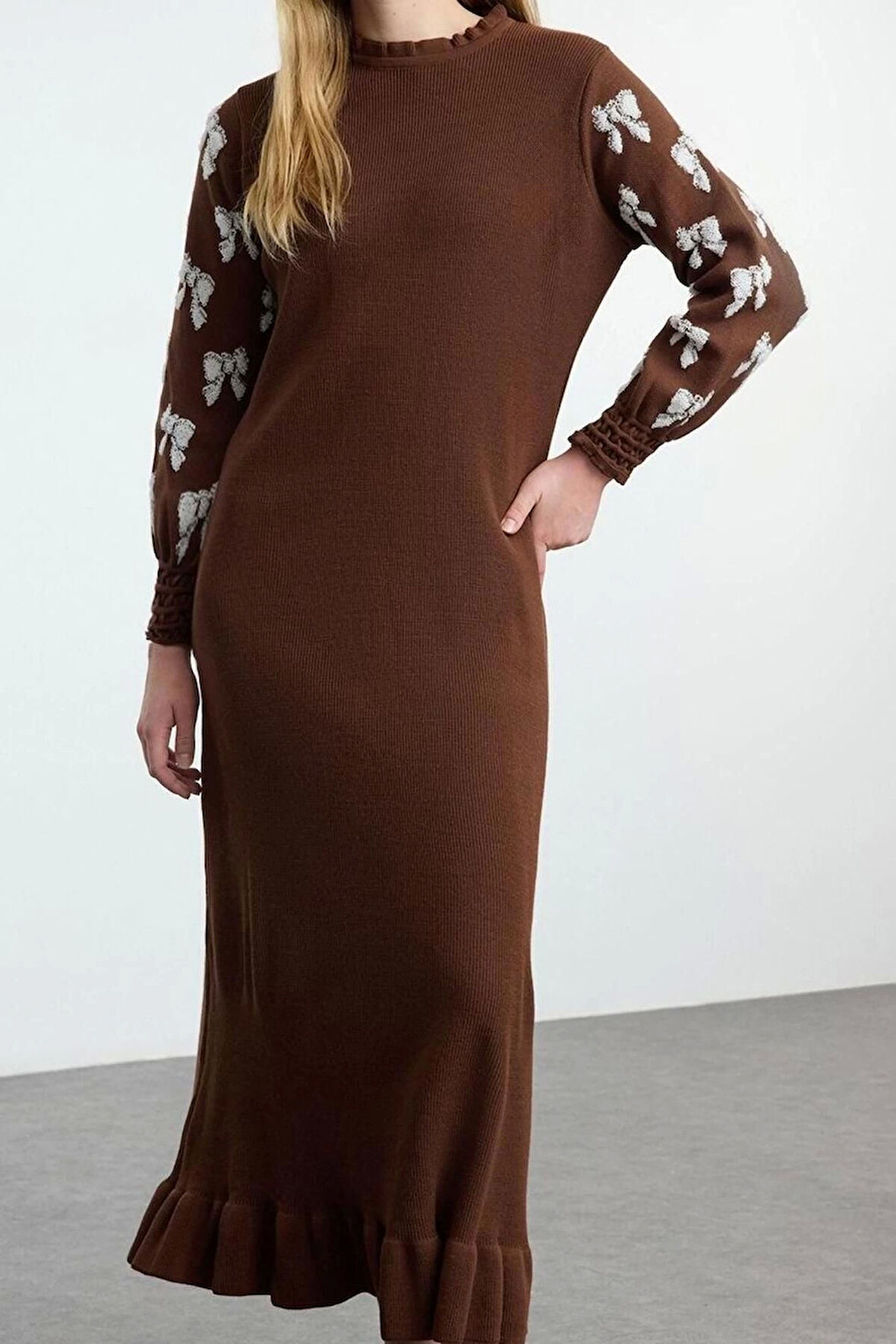 Moda Stil Fitted Bisiklet Yaka Maxi Boy Tesettür Kurdele Desenli Triko Elbise