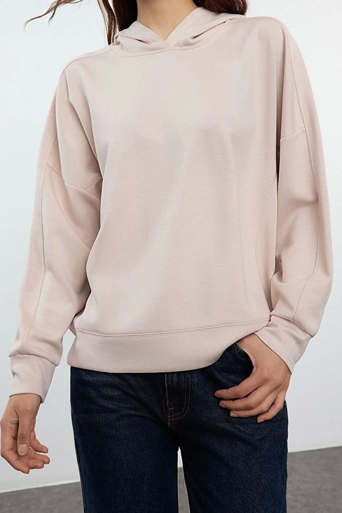 Relaxed Kapüşonlu Düşük Kol Rahat Kesim Yumuşak Tuşeli Dikiş Detaylı Örme Sweatshirt