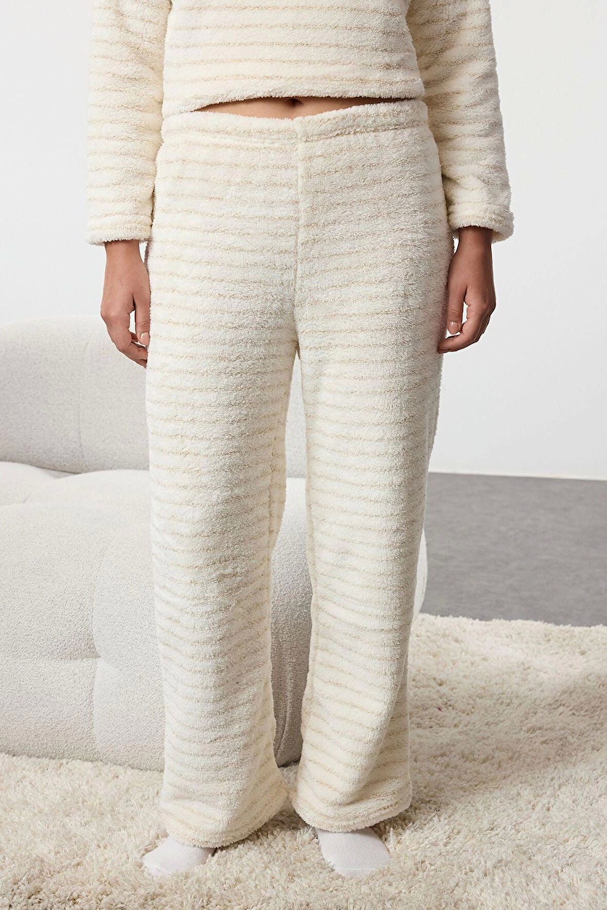 Tarz Rahat Uzun Kollu Boru Paça Çizgili Lurex İplik Detaylı Wellsoft Kışlık Örme Pijama Takımı