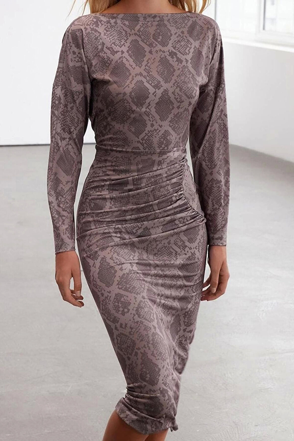 Moda Stil Slim Kayık Yaka Midi Boy Limited Edition Baskılı Drapeli Vücuda Oturan Esnek Örme Elbise