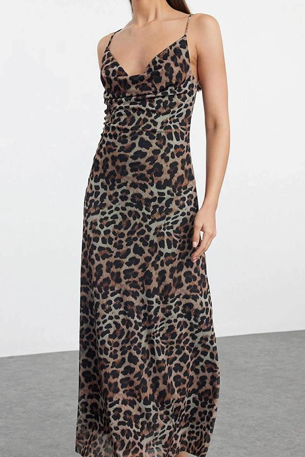 Moda Stil Fitted Degaje Yaka Midi Boy Vücuda Oturan Astarlı Leopar Desenli Tül Elbise