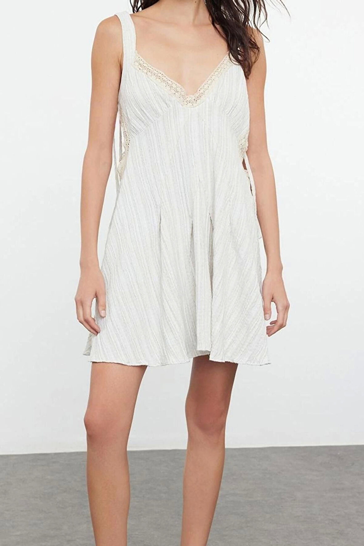 Moda Stil Regular V Yaka Midi Boy Ekru Dokuma Cut out Pencere Plaj Elbisesi