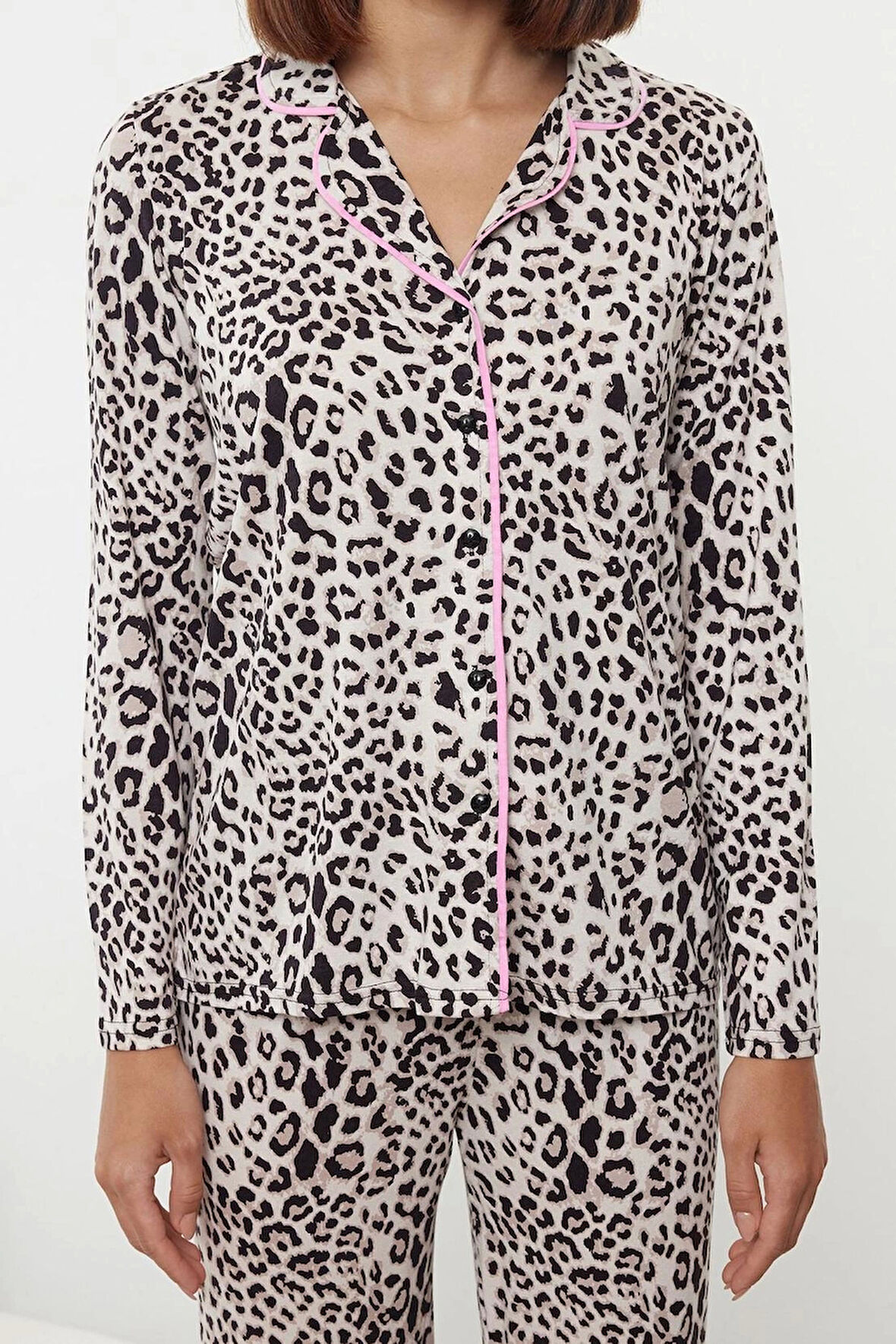 Tarz Rahat Uzun Kollu Boru Paça Leopar Desenli Kurdele Fiyonklu Biyeli Gömlek Pantolon Pijama Takımı