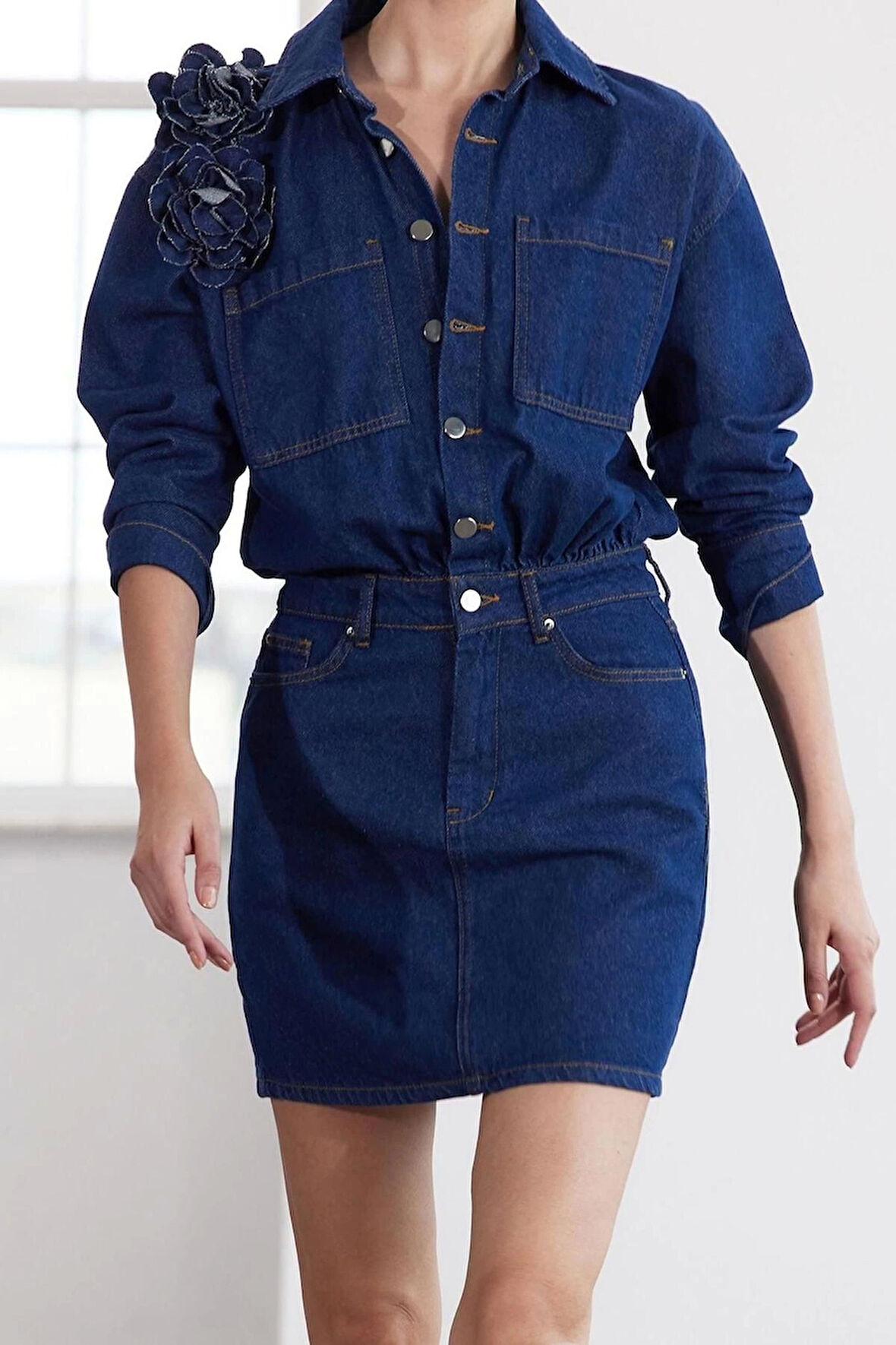 Moda Stil Regular Gömlek Yaka Regular Boy Limited Edition Gül Detaylı Denim Elbise