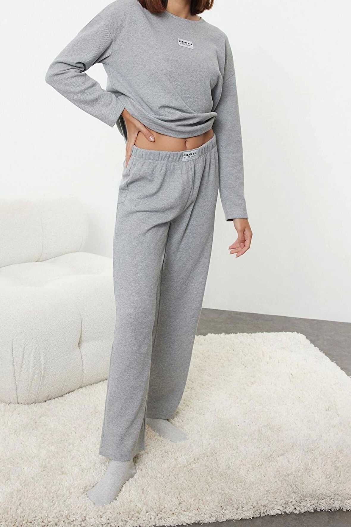 Tarz Rahat Uzun Kollu Geniş Paça Etiket Detaylı Waffle Kumaş Örme Pijama Takımı