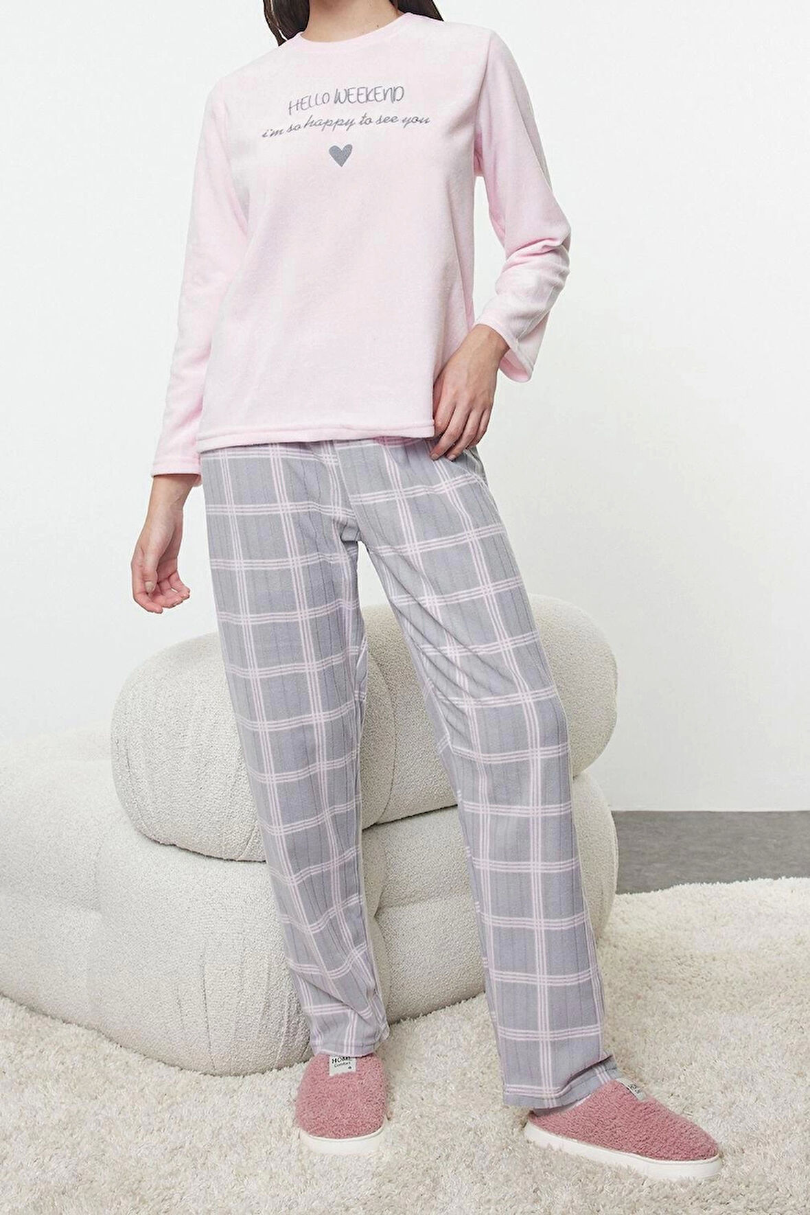 Tarz Rahat Uzun Kollu Boru Paça Ekoseli ve Kalp Nakışlı Polar Kışlık Örme Pijama Takımı