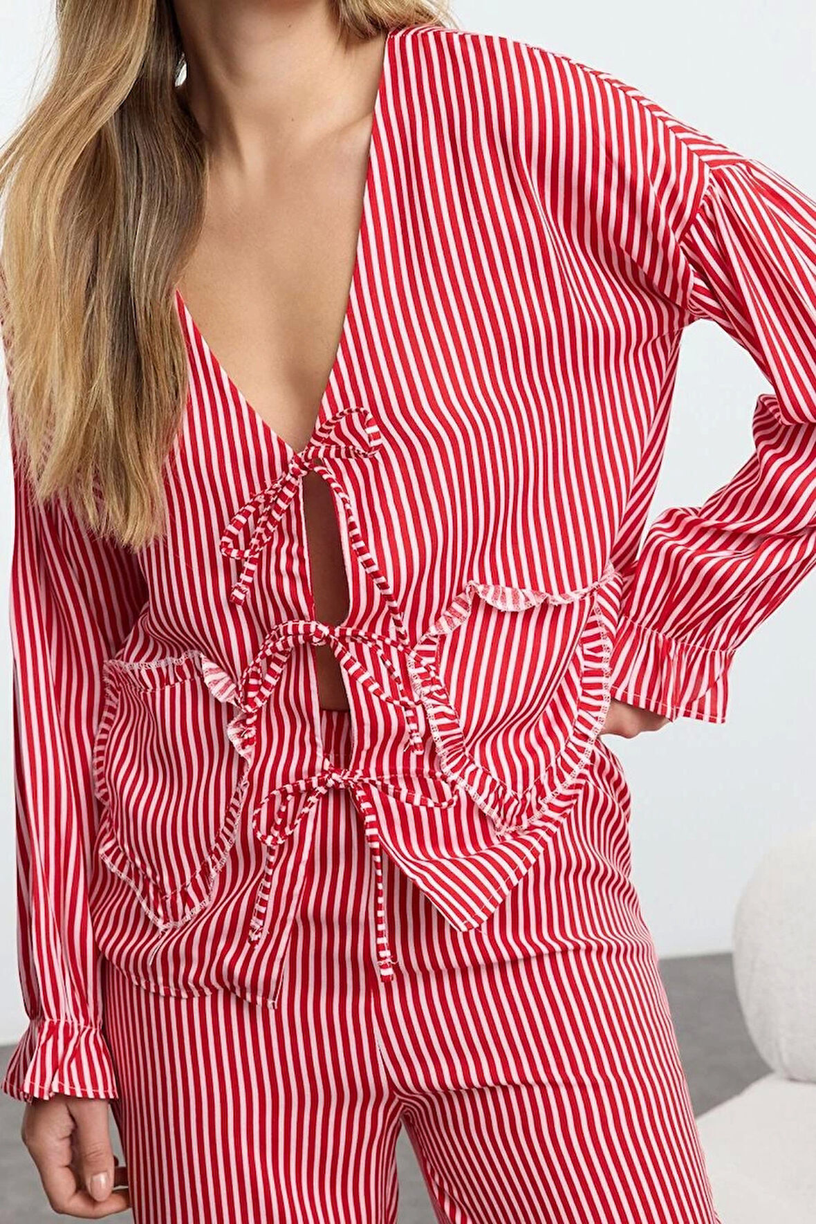 Tarz Rahat Uzun Kollu Geniş Paça Kırmızı Çizgili Kurdele Fiyonk Bağlama Detaylı Pijama Takımı