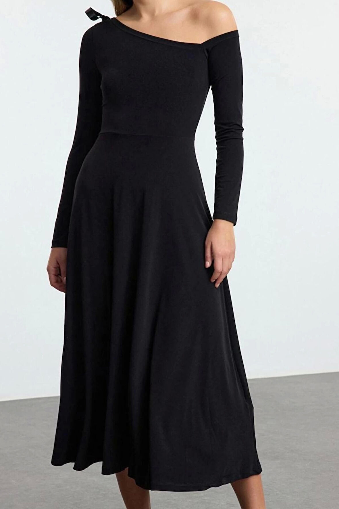 Moda Stil Slim Asimetrik Yaka Midi Boy Fiyonk Detaylı Kuşaklı Skater Örme Elbise