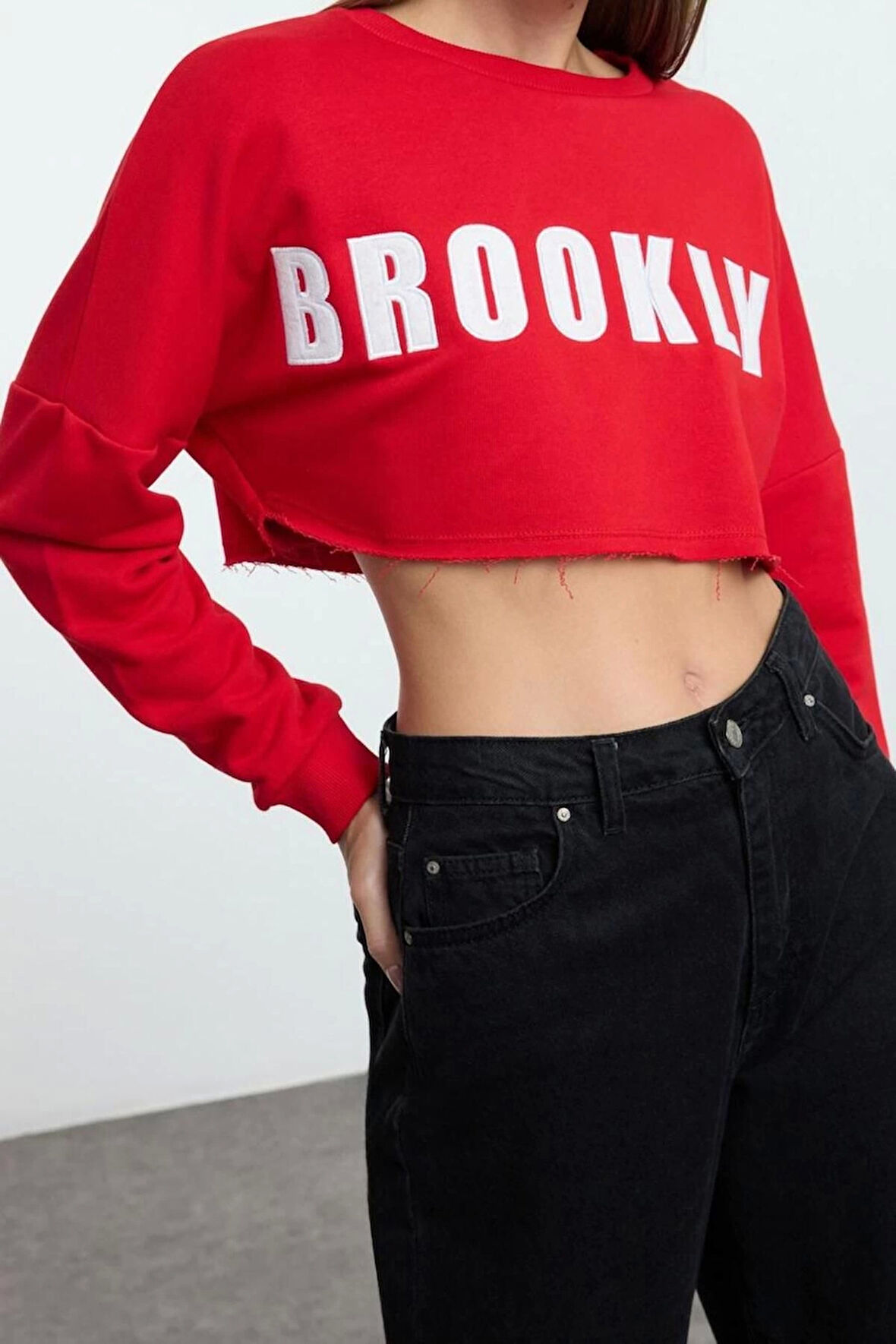 Bisiklet Yaka Düşük Kol Super Crop Aplike Nakışlı Super Crop Kalın Örme Sweatshirt