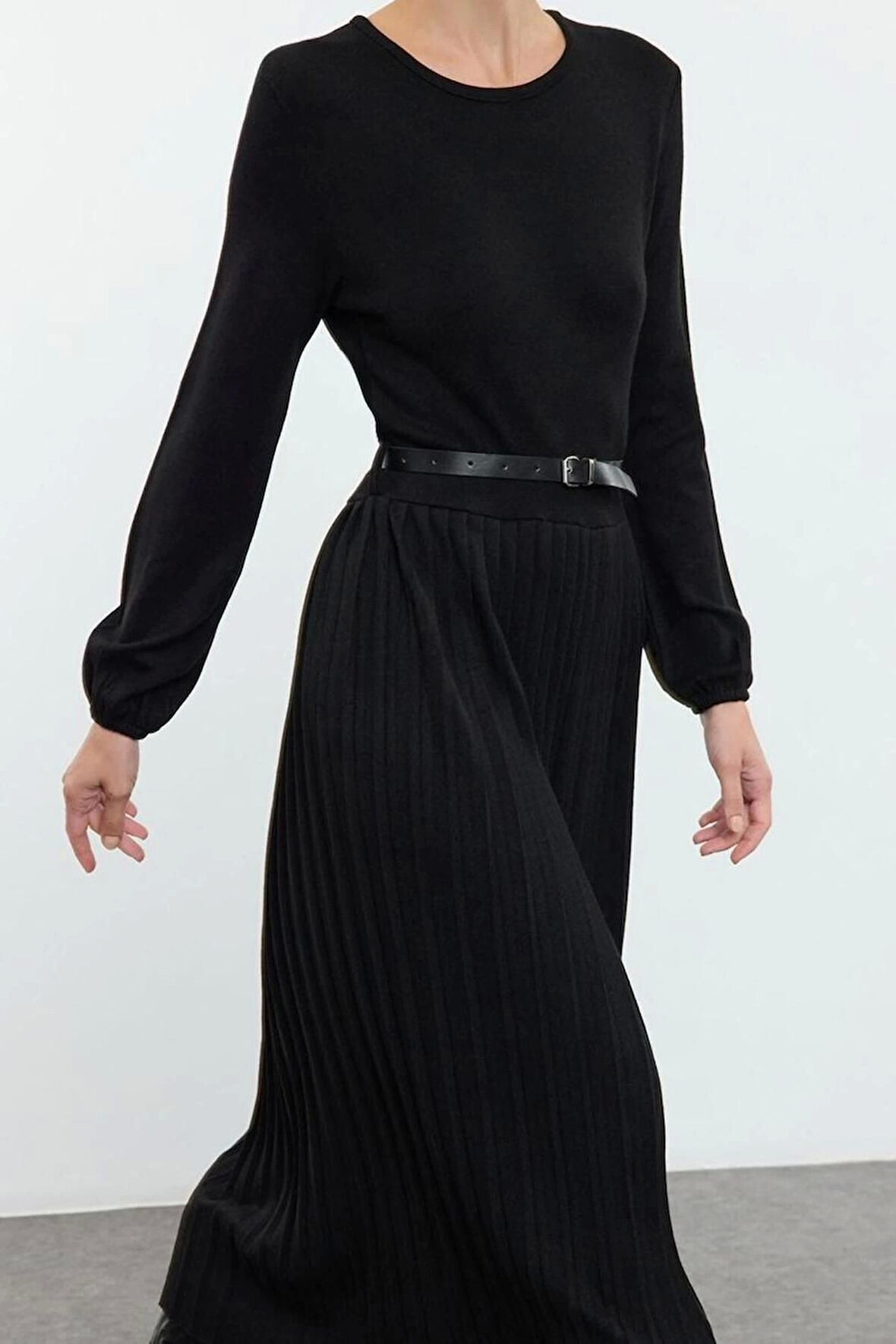 Moda Stil Relaxed Bisiklet Yaka Maxi Boy Tesettür Kemerli Eteği Piliseli Uzun Triko Elbise