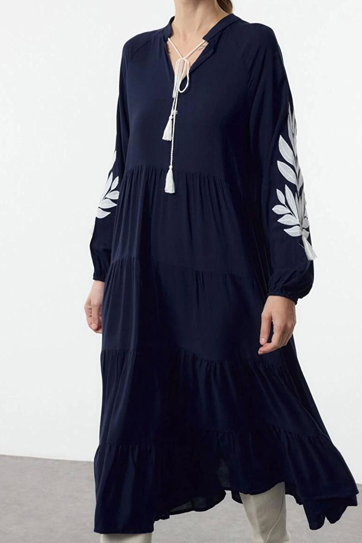 Moda Stil Oversize Dik Yaka Midi Boy Geniş Kesim Nakışlı Dokuma Elbise