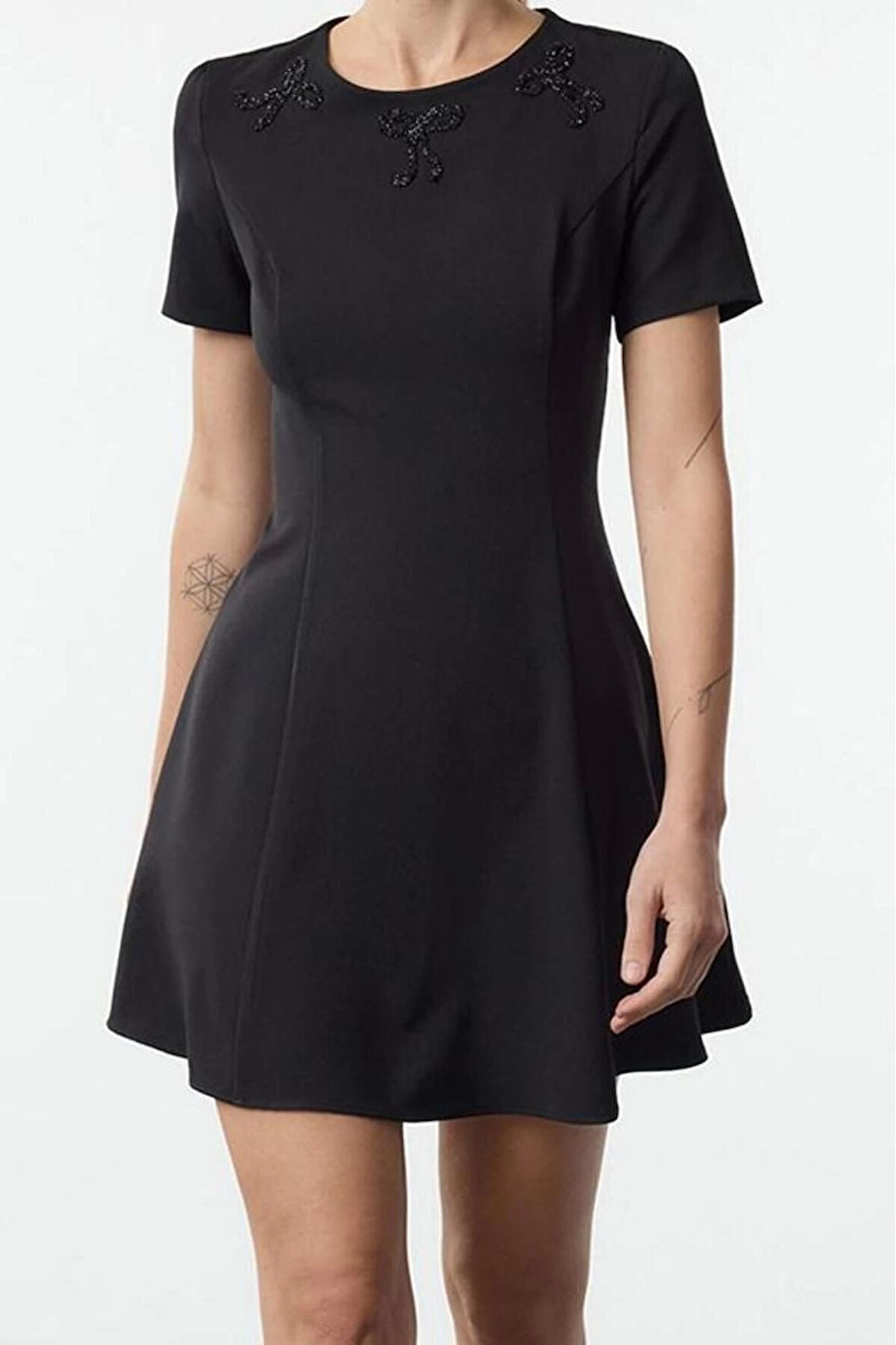 Moda Regular Bisiklet Yaka Mini Boy Eteği Belden Açılan Fiyonklu Taş Aksesuar Detaylı Dokuma Elbise