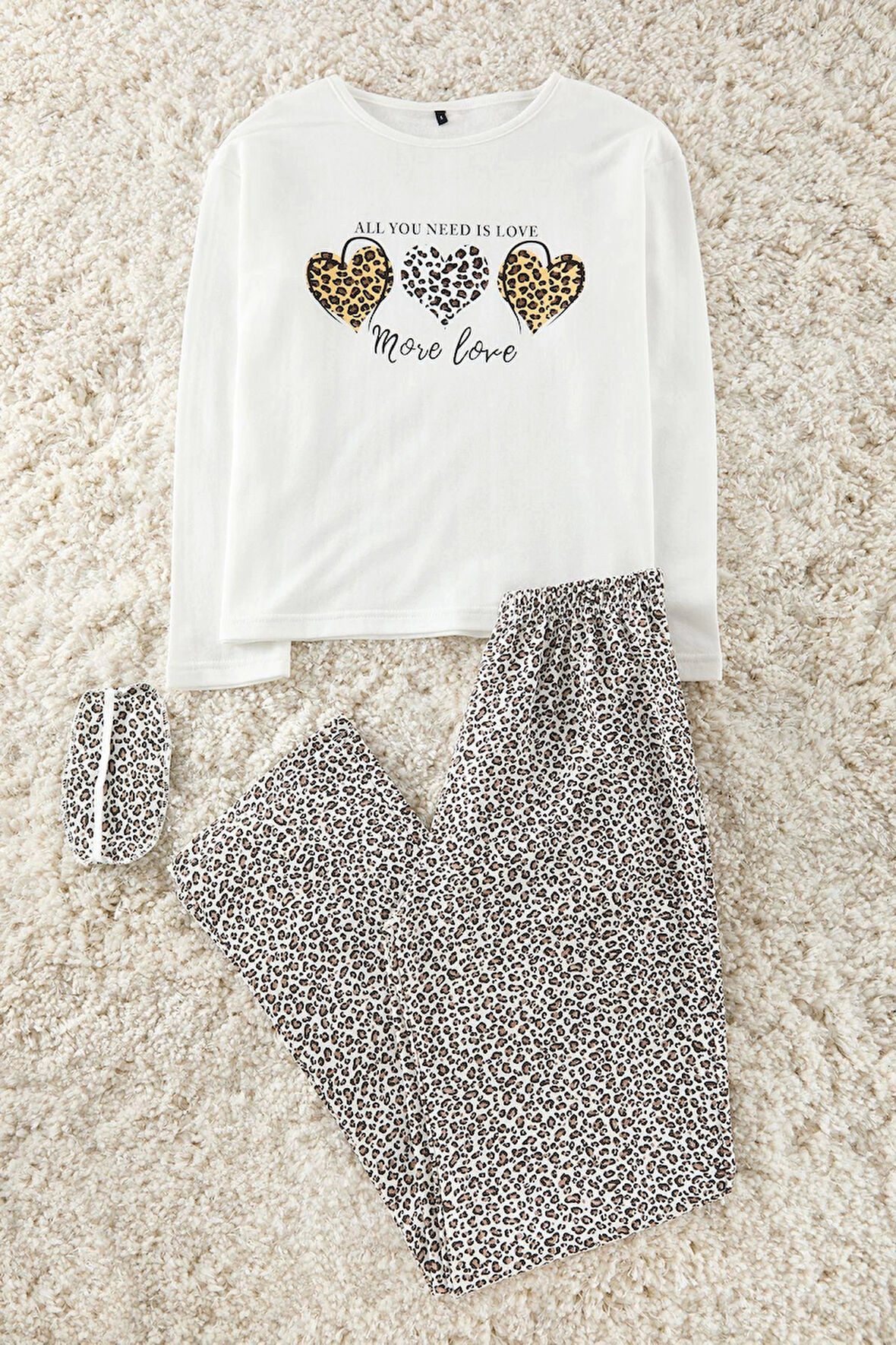 Tarz Rahat Uzun Kollu Boru Paça Pamuklu Leopar Desenli Kalpli İç Polarlı Uyku Bantlı Pijama Takımı