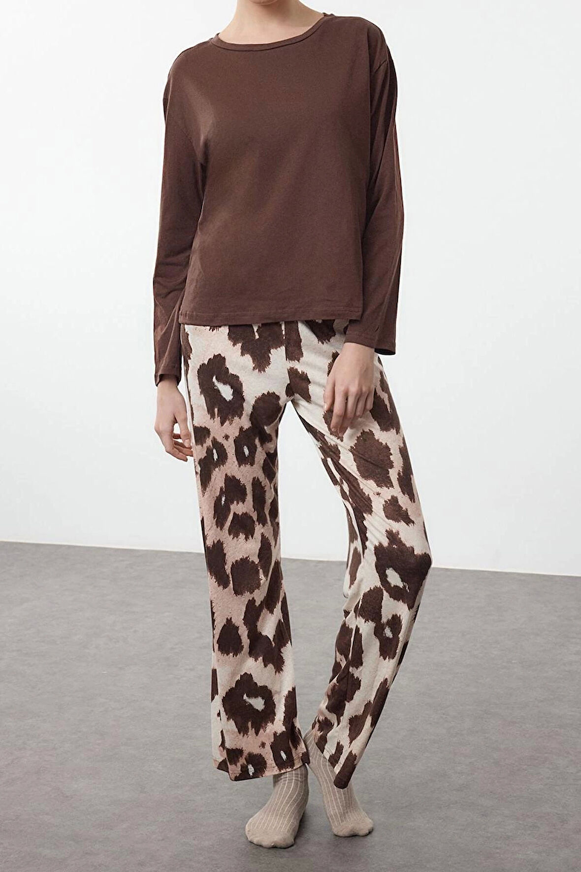 Tarz Rahat Uzun Kollu Geniş Paça %100 Pamuklu Leopar Desenli Örme Pijama Takımı