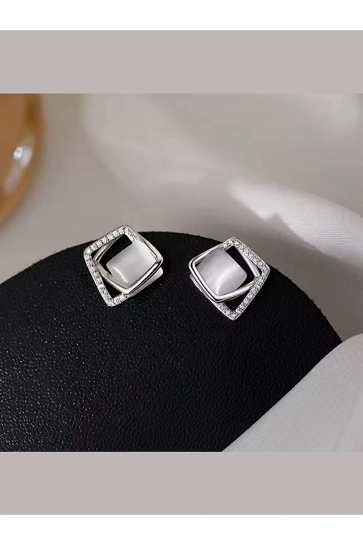 925 Ayar Gümüş Kristal Taşlı Geometrik Kare Küpe