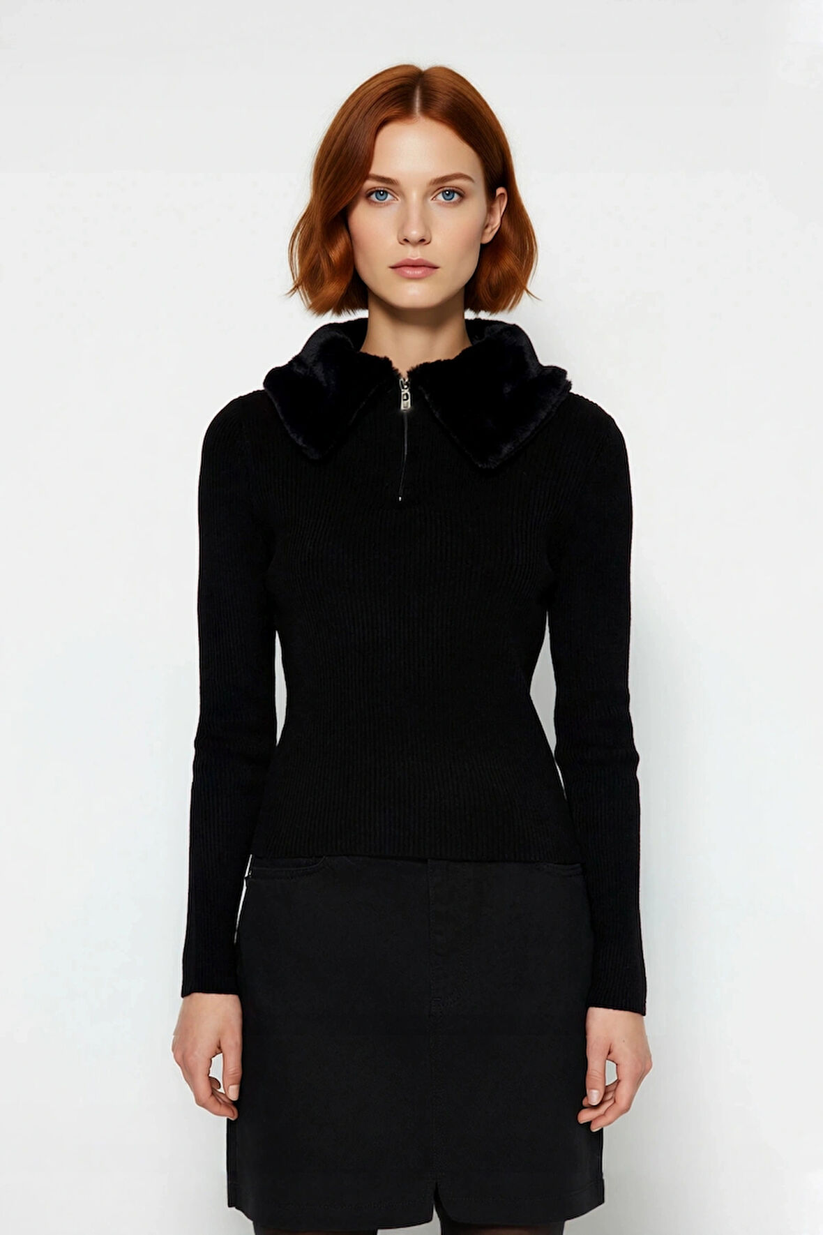 Kadınlara Özel Fitted Kesim Kürklü Yaka Triko Kazak Standart Kol Kışlık Şık Ve Modern Görünüm Sunan