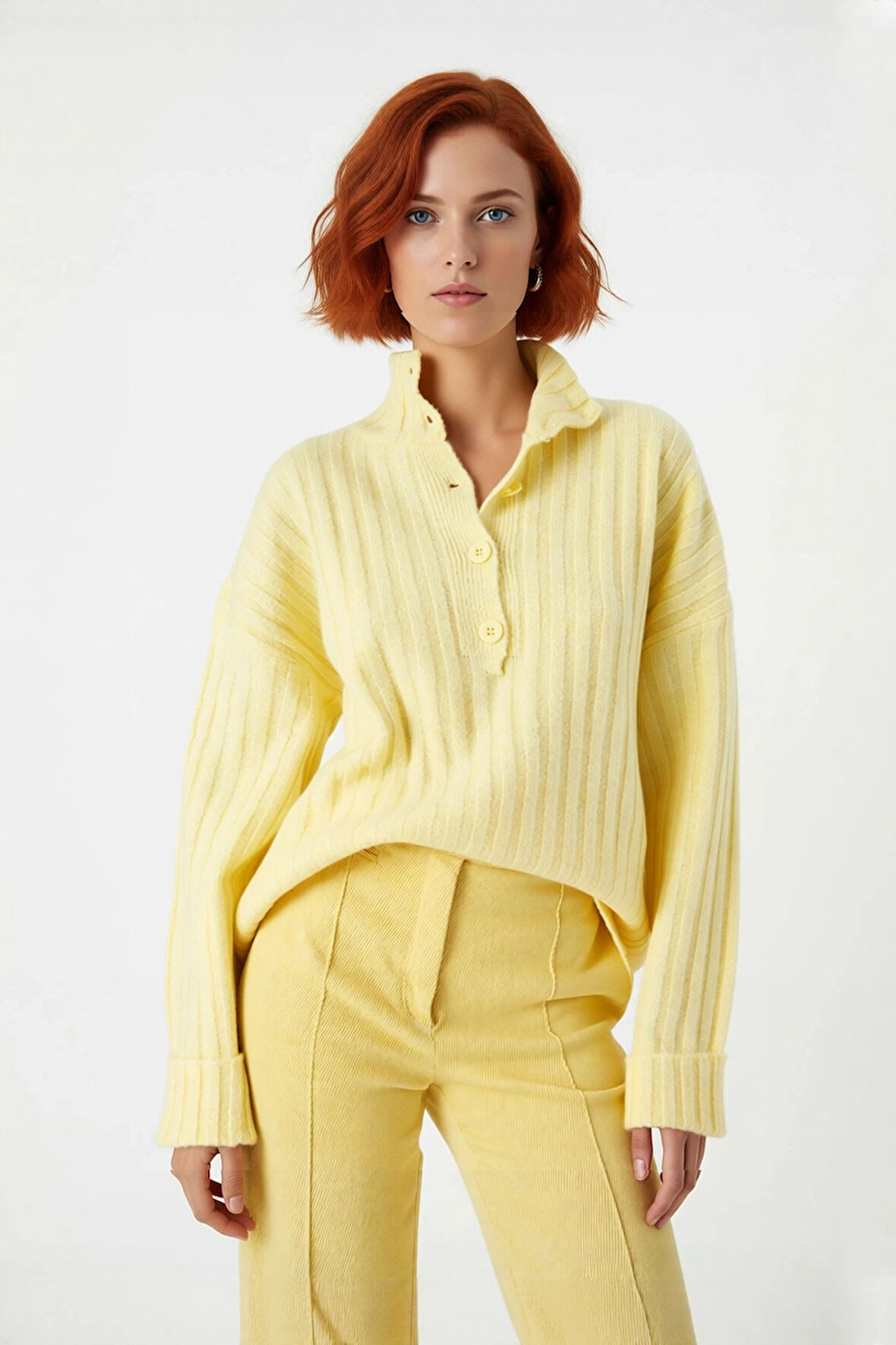 Kadın Dik Yaka Oversize Kalıp Düz Renk Düşük Kol Triko Kazak Soğuk Havalarda Konforlu ve Modern