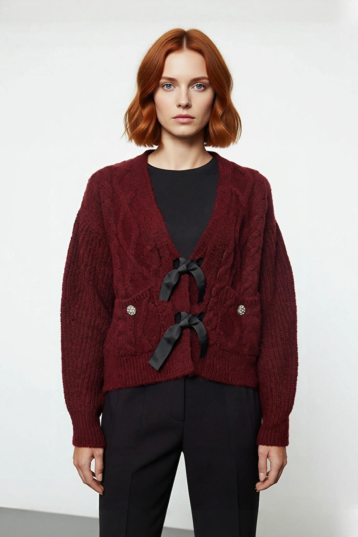 Kadın Crop Boy Saç Örgü Desenli V Yaka Düşük Kol Regular Kalıp Triko Kazak Şık Fiyonk Detaylı