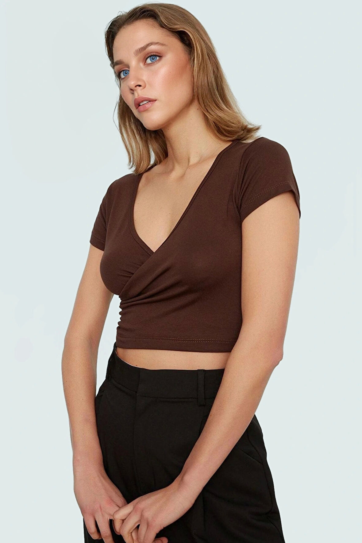 Kısa Kollu Crop Bluz V Yaka Fitted Kalıp Viskoz Kumaş Uzun Ömürlü Dayanıklı Malzeme