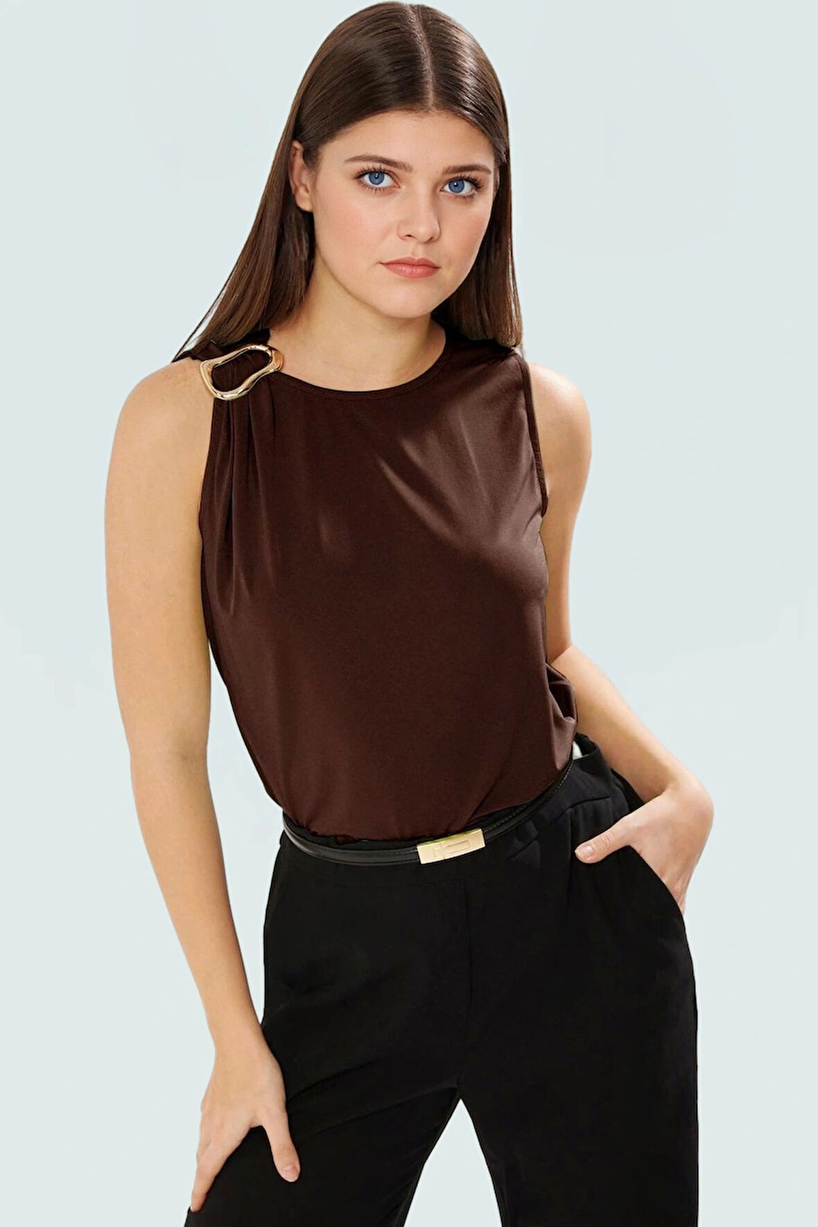 Aksesuar Detaylı Kolsuz Örme Bluz Fitted Sandy Dokuma Günlük Stil Mükemmel Uyum