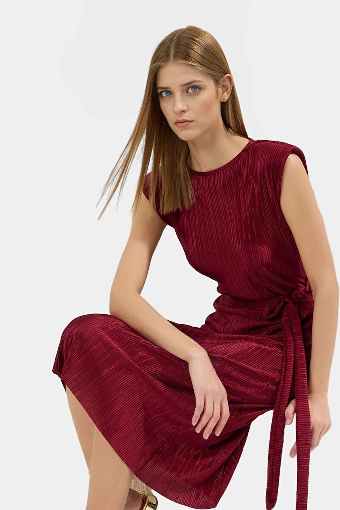 Rahat ve Şık Pilise Midi Elbise Polyester Kumaş Bisiklet Yaka Kuşaklı Konforlu Kesim