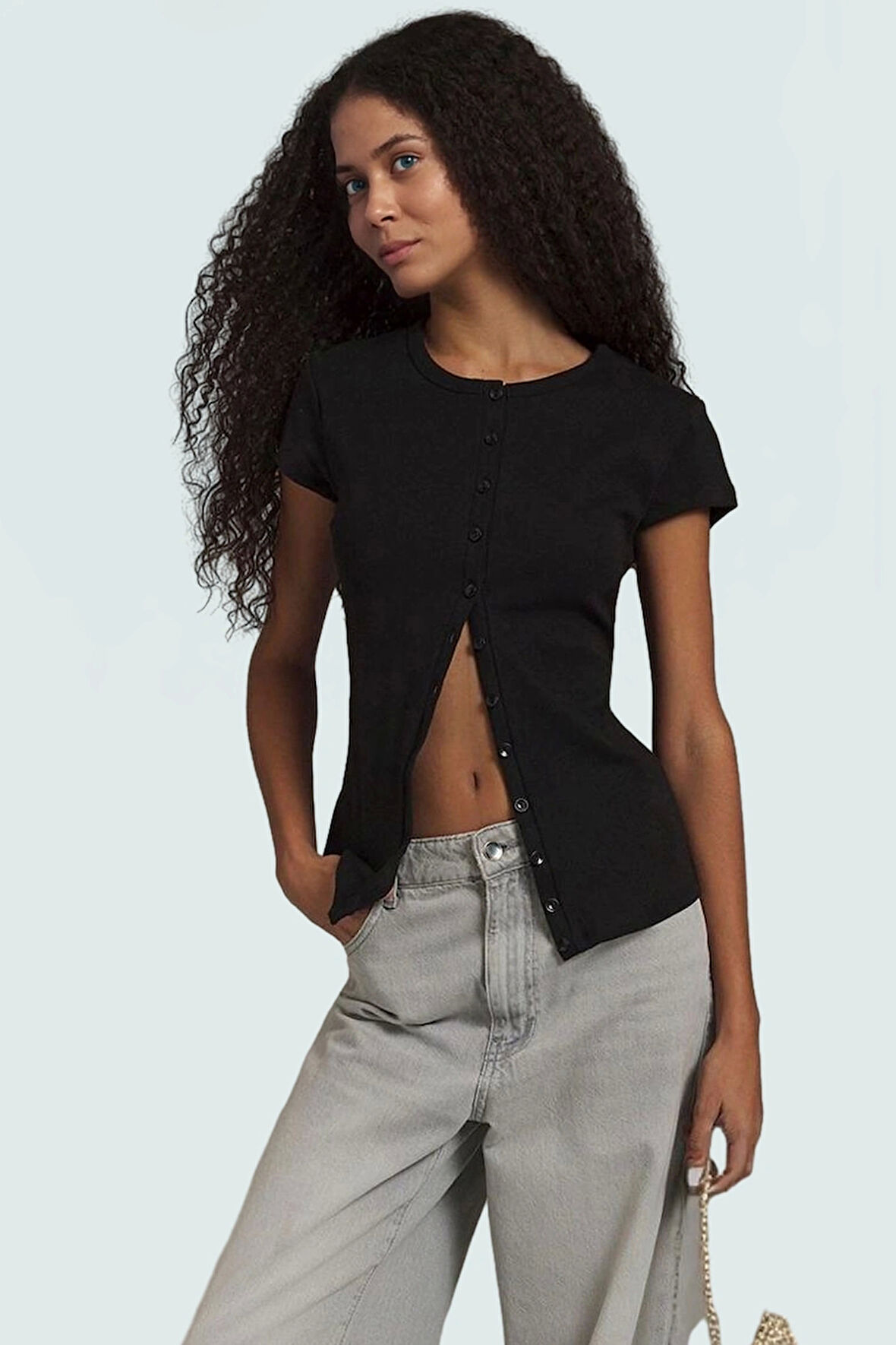 Yazlık Pamuklu Düğmeli Bluz Rahat ve Şık Bir Seçenek Konforlu Kesim Yüksek Kalite