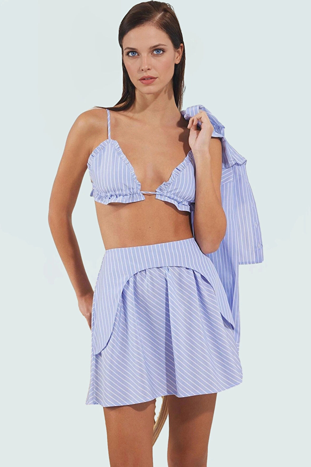 Plaj Şıklığı İçin Çok Çizgili Dokuma Üçlü Takım Zarifane Tasarım Modern Stil Trend