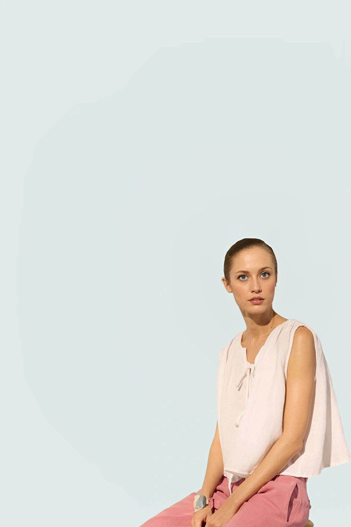 Keten Crop Bluz Dik Yaka Bağlama Detayı Günlük Stil Özel Tasarım Şık Görünüm