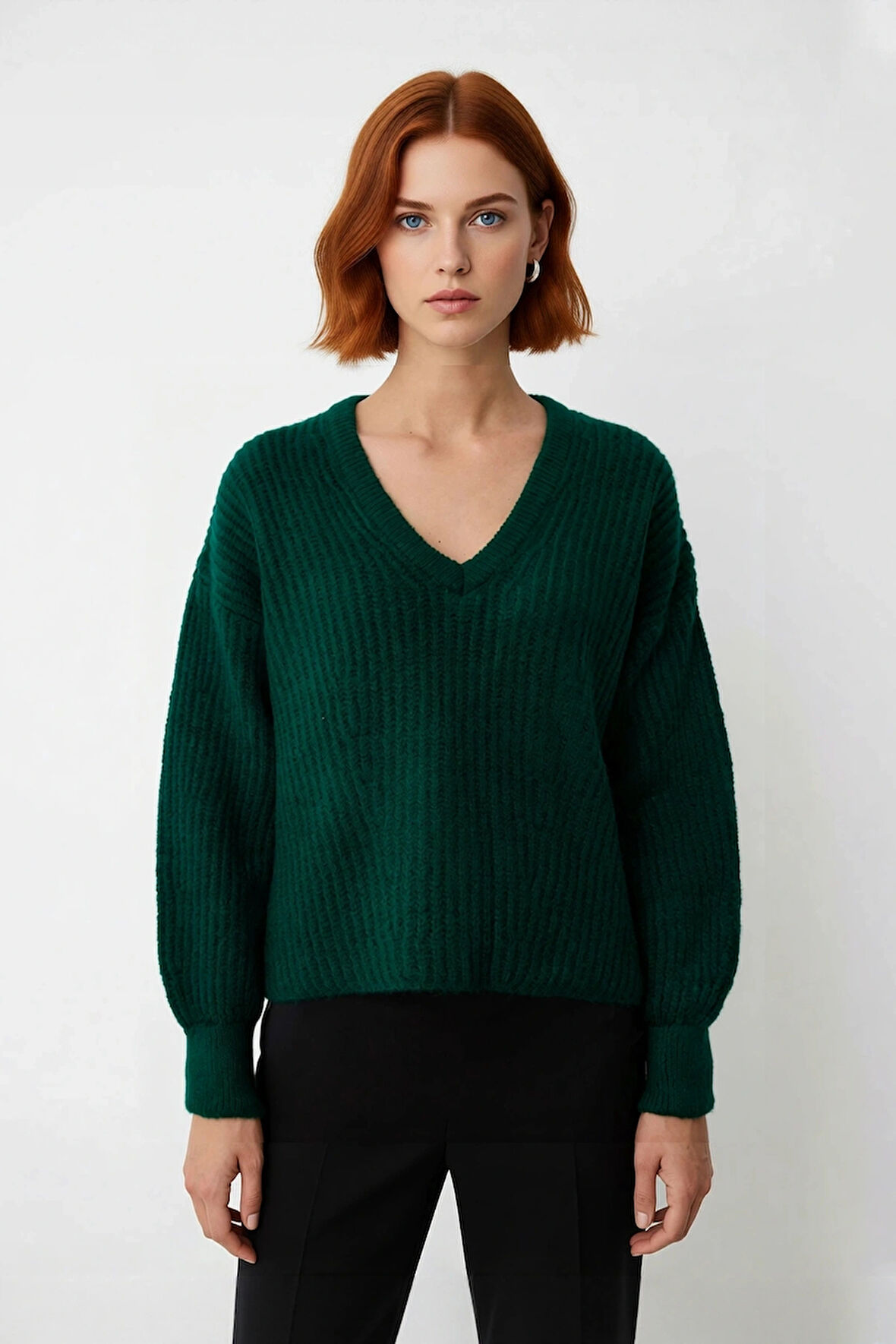 Kadın Gri Oversize V Yaka Triko Kazak Soğuk Havalarda Şıklık ve Konfor Sunan Düşük Kol Detayı