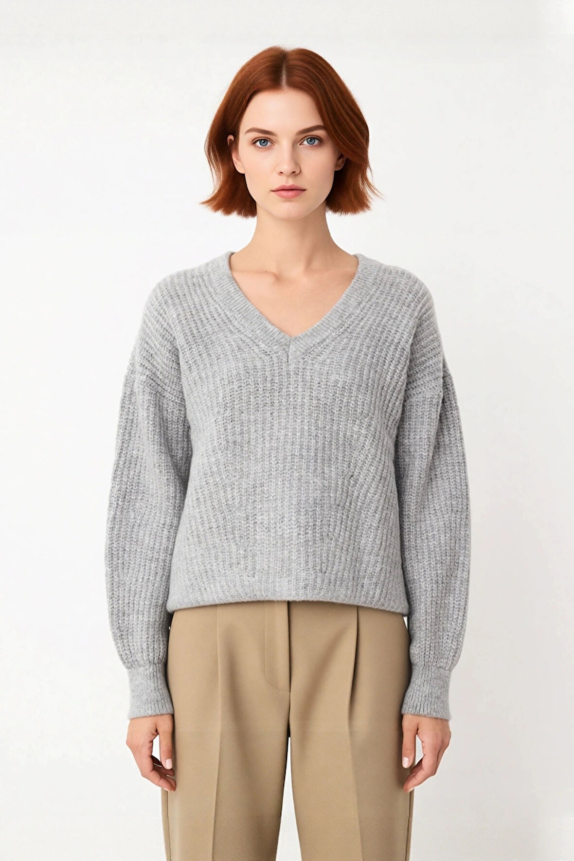 Kadın Gri Oversize V Yaka Triko Kazak Soğuk Havalarda Şıklık ve Konfor Sunan Düşük Kol Detayı