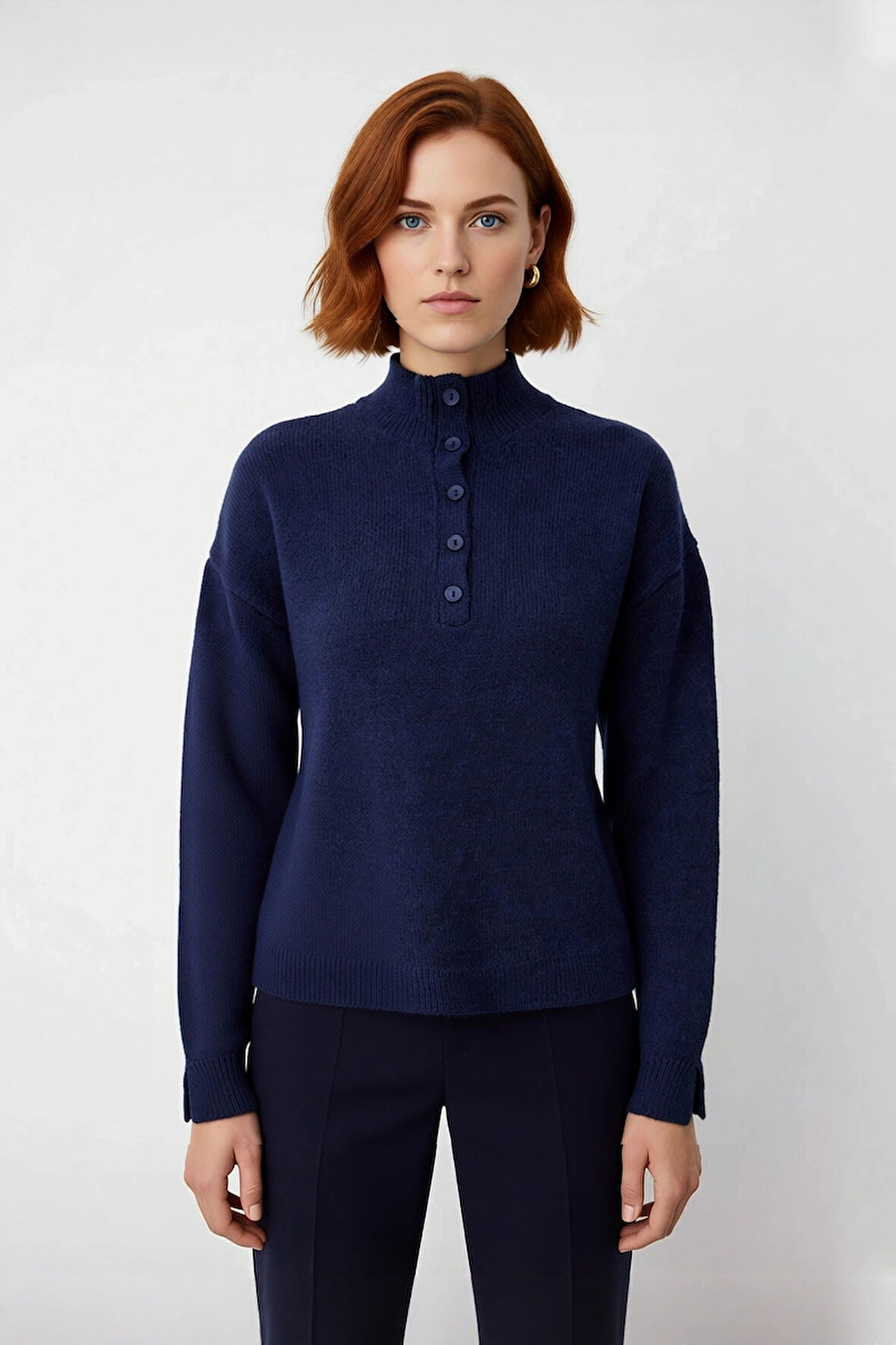 Kadın Lacivert Dik Yaka Düşük Kol Regular Triko Kazak Kış Günleri İçin Konfor Ve Stil Sunar