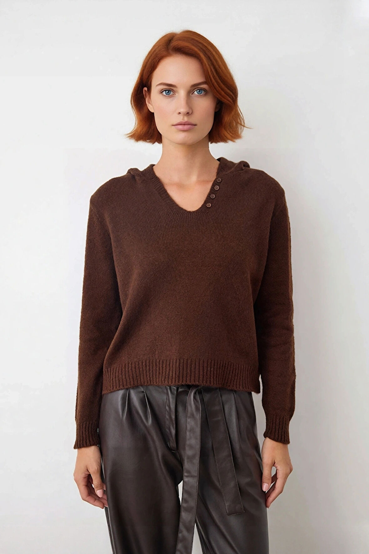 Kadın Düşük Kollu Kahverengi Oversize Triko Kazak Kapüşonlu V Yaka Detaylı Rahat Şıklık Kaliteli