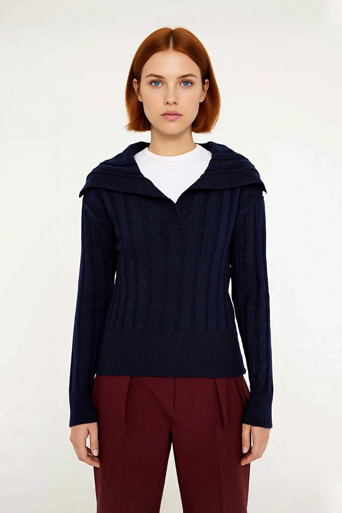 Kadınlara Özel Lacivert Düz Desenli Devrik Yaka Crop Kesim Triko Kazak Günlük Kullanım İçin İdeal.