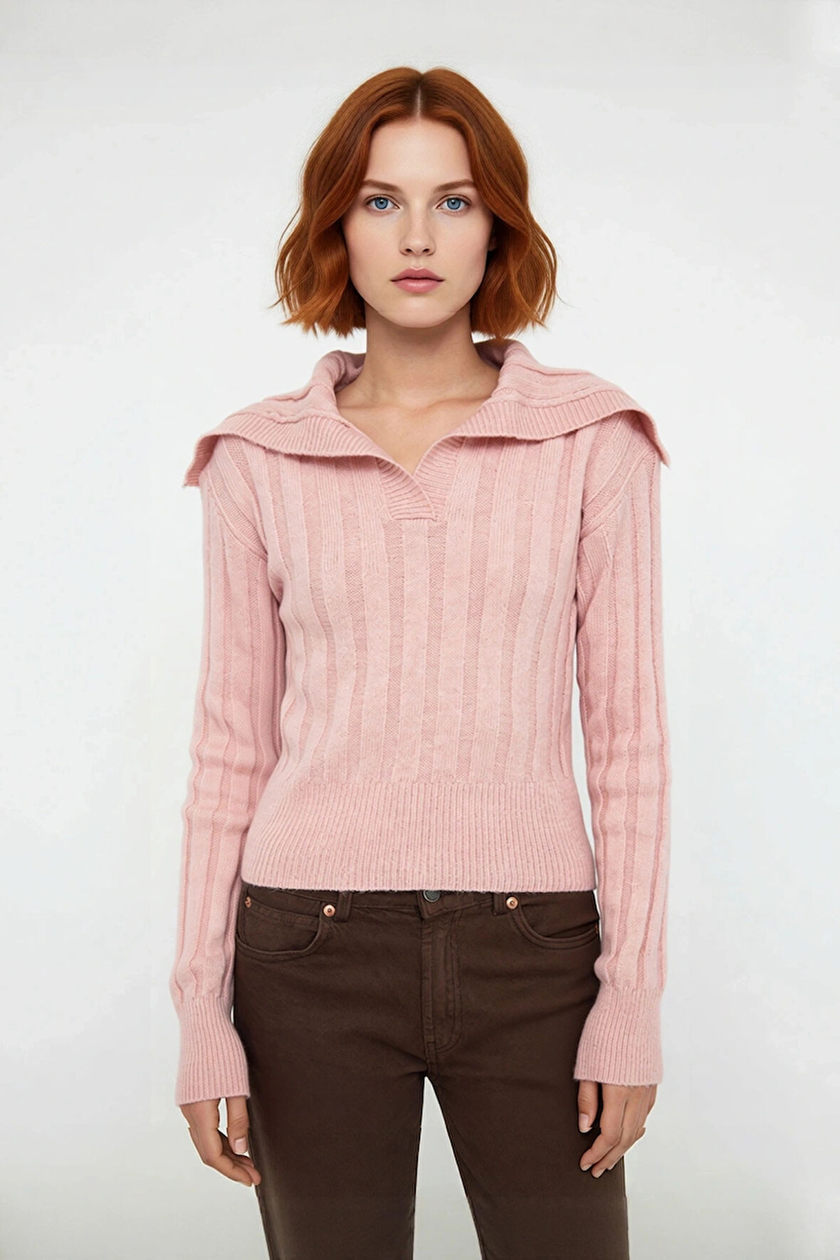 Kadınlara Özel Lacivert Düz Desenli Devrik Yaka Crop Kesim Triko Kazak Günlük Kullanım İçin İdeal.