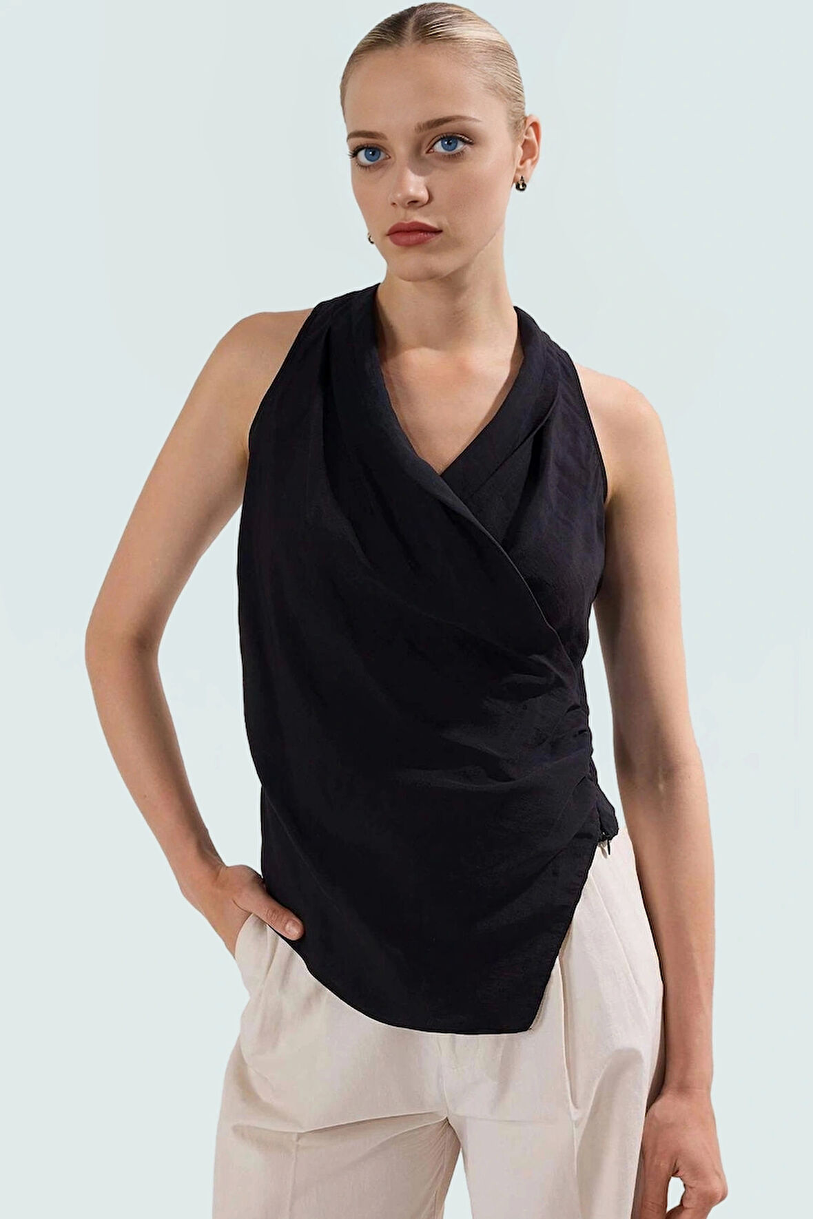 Yazlık Modal Bluz; V Yaka; Fitted; Melfi Dokuma Günlük Kullanım İçin Rahat Ve Şık Seçkin Malzeme