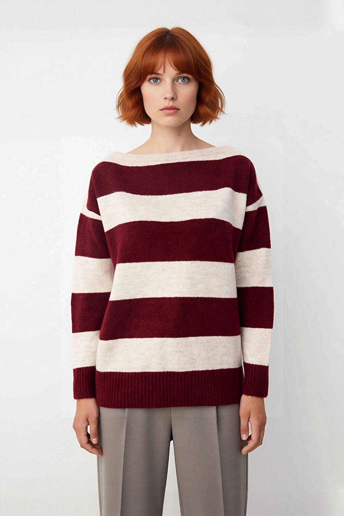 Kadınlar İçin Konforlu Oversize Kayık Yaka Çizgili Triko Kazak Kış Mevsimi Şıklığını Tamamlıyor.