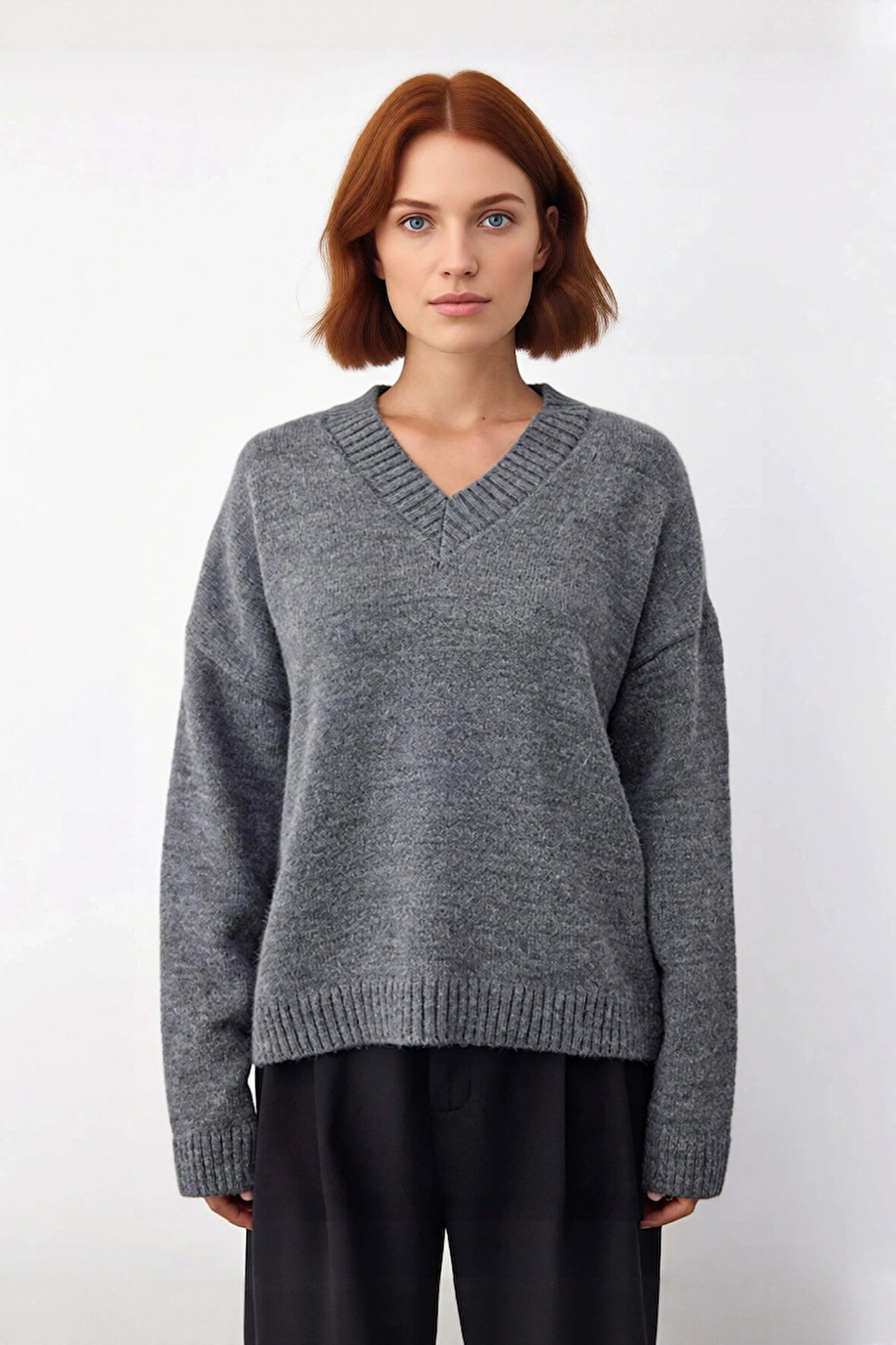 Kadın Basic Triko Kazak Geniş Kalıbı ve V Yaka Detayıyla Kışın Şık Rahat Kombinler Sunar