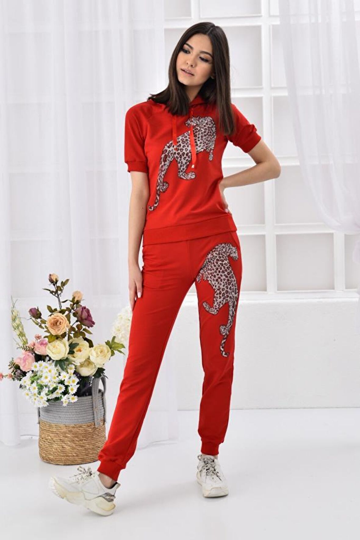 Bağcıklı ve Kapüşonlu Taş Dizinli Leopar Desenli Kısa Kollu Kırmızı Kadın Eşofman Takım