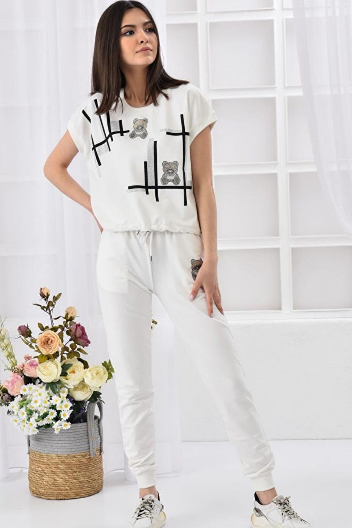 Yuvarlak Yaka Çizgili Ayıcık Desenli ve Taş Dizinli Kısa Kollu Beyaz Kadın Eşofman Takım